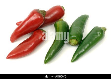 Pflanzliche Produkte typischen Supermarkt gekauft rote grüne Chilischoten Stockfoto