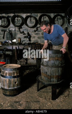 Cooper macht Bier Fass aus Holz. Clive Hollis The cooper in Theakstons Brewery Masham North Yorkshire England 1992 UK HOMER SYKES Stockfoto