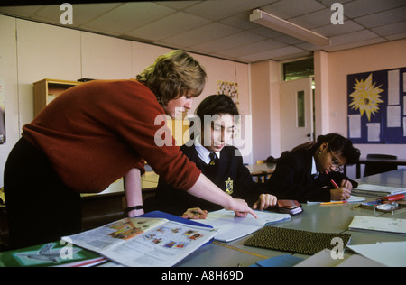 Englisch unterrichtete zweite Sprachklasse. Sekundarschule 1990er Großbritannien. Greenford High School, Middlesex London 1990 UK Lehrer mit gemischter Gruppe HOMER SYKES Stockfoto