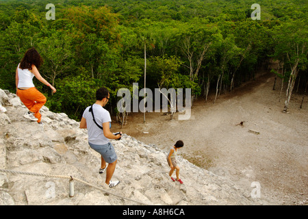 Mexiko, Yucatan, Coba, Klettern El Castillo Stockfoto