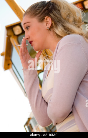 Nahaufnahme des kaukasischen Teengirl (17-20) qualmender Zigarette USA Stockfoto