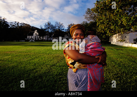 Südafrika, Stellenbosch, Xhosa-Mutter mit Kind Stockfoto