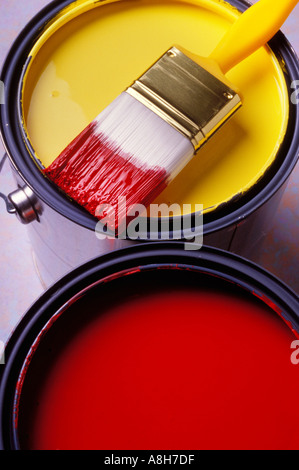 Rote Farbe und gelbe Farbe in der Dose mit Pinsel Stockfoto