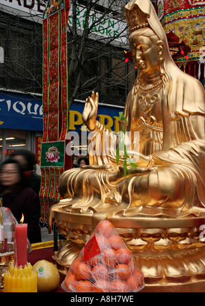Goldene Buddha-Statue auf das chinesische Neujahrsfest in den Straßen von Paris, Frankreich Stockfoto