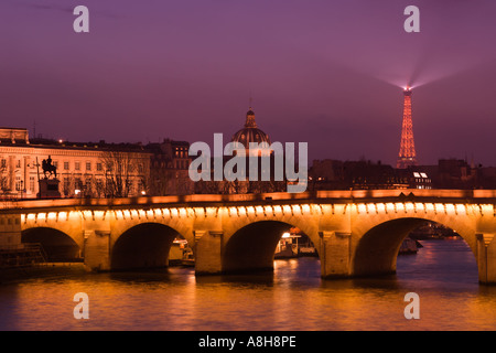 Nachtansicht von Le Pont Neuf neue Brücke über die Seineufer mit den Eiffelturm und das französische Institut im Hintergrund Stockfoto