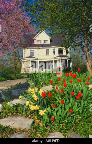 Gepflegten viktorianischen Haus mit Felsenweg und Frühlingsblumen Futter Gehweg, Midwest USA Stockfoto