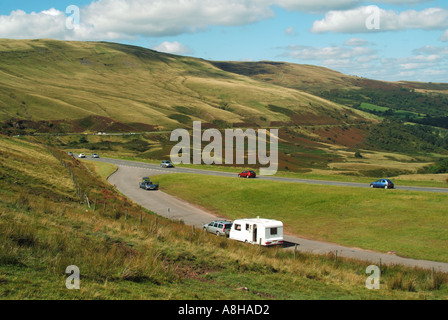 Verkehr auf einer 470 malerische Straße in Brecon Beacons National Park Auto & Faltcaravan eine Pause in Layby inmitten von wunderschönen walisischen Landschaft Powys GROSSBRITANNIEN Stockfoto
