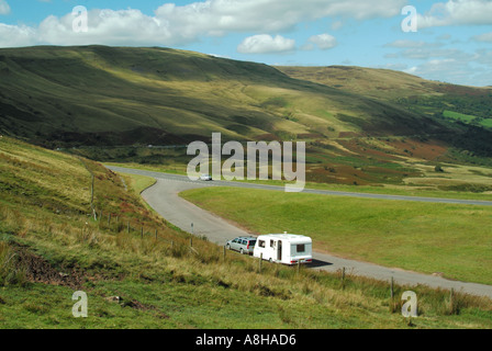 Caravan & Volvo Schleppwagen lange Layby auf einem 470 malerische Straße in Brecon Beacons National Park Wolken geparkt Schatten auf sanften Hügeln Powys South Wales Stockfoto