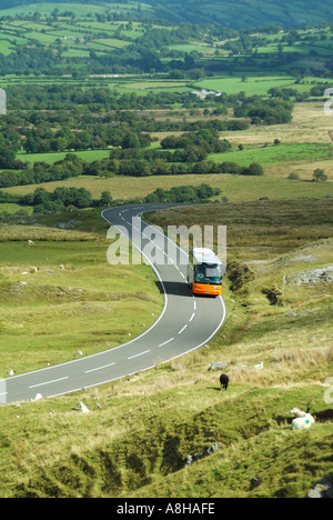 Brecon Beacons National Park nicht eingezäunten Straße Touristen Urlaub bus Fahrt entlang vorbei an Rinder weiden auf moorland mit kultivierten Ackerland über Großbritannien Stockfoto