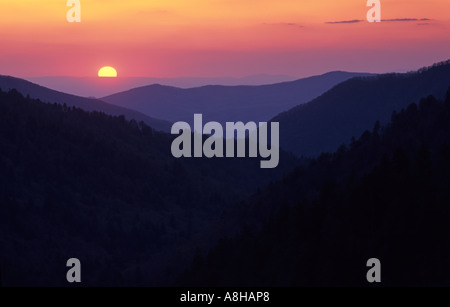 Sonnenuntergang hinter dunstigen Gratlinien Great Smoky Mountains National Park North Carolina Stockfoto