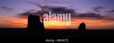 Zeitlose Sandstein Monolithen Wache Sonnenaufgang am Monument Valley Tribal Park Navajo Reservation in Arizona Stockfoto