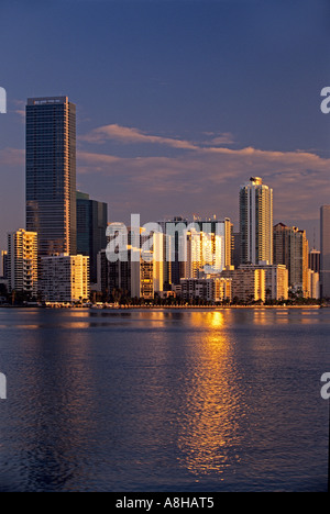 Goldene aufgehende Sonne reflektiert Highrise Büro und Wohngebäude Brickell Avenue und Biscayne Bay Miami Florida Stockfoto