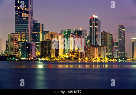 Lichter im Highrise Büro- und Wohngebäuden Linie Brickell Avenue, wie Dämmerung Licht auf Biscayne Bay Miami Florida reflektiert Stockfoto