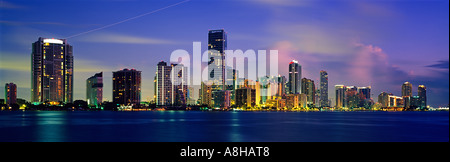 Lichter im Highrise Büro- und Wohngebäuden Linie Brickell Avenue, wie Dämmerung Licht auf Biscayne Bay Miami Florida reflektiert Stockfoto