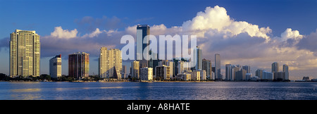 Sun cloud Lichter Kulisse für Highrise Büro- und Wohngebäuden entlang Brickell Avenue Biscayne Bay Miami Florida Stockfoto