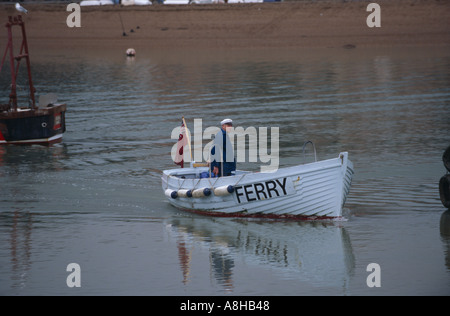 Fährmann und Fähre und Felixstowe Ferry Suffolk Stockfoto