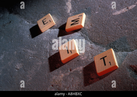 Das Wort Mal ausgeschrieben mit Scrabble-Buchstaben platziert auf einer Granitplatte Stockfoto