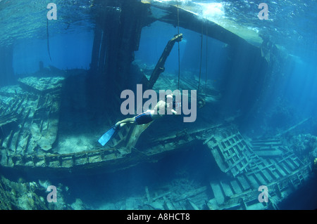 Schnorcheln an der Polisini griechischen Wrack Kinsei Maru Silber Banken Marine Sanctuary Dominikanische Republik Karibik Stockfoto