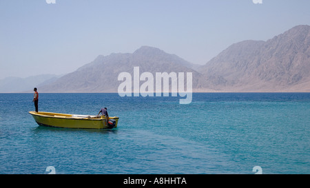 Gelbe Boot und Crew bei Nuweiba am Roten Meer Küste Küsten-Berge südlich von Nuweiba und nördlich von Sharm El Sheikh Sinai Ägypten Stockfoto