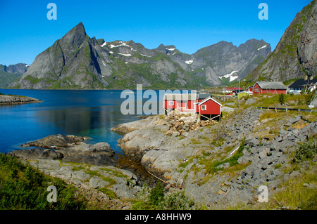 Rotes Holzhaus Bergen und Fjord Hamnoya Moskenesoya Lofoten Norwegen Stockfoto