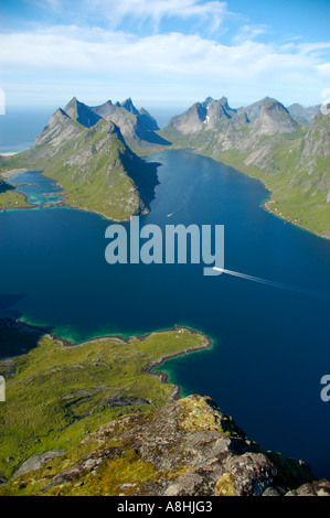 Rauen Bergen mit Fjord Kjerkfjorden und Boot Moskenesoya Lofoten Norwegen Stockfoto
