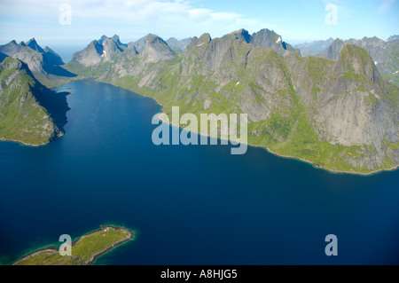 Rauhe Gebirgskette mit Fjord Kjerkfjorden und Boot Moskenesoya Lofoten Norwegen Stockfoto