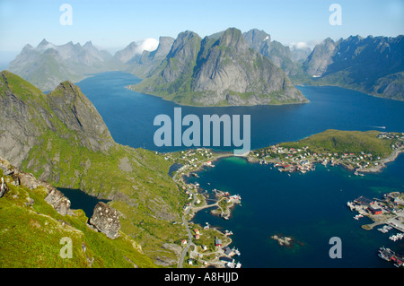 Blick vom Reinebringen auf Reine und Reinefjord mit rauen Berge Moskenesoya Lofoten Norwegen Stockfoto
