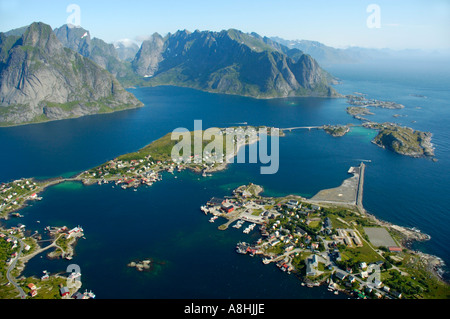 Blick vom Reinebringen auf Reine und Reinefjord mit Bergen Moskenesoya Lofoten Norwegen Stockfoto