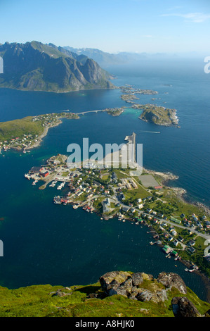 Blick vom Reinebringen auf Reine und Reinefjord mit Bergen Moskenesoya Lofoten Norwegen Stockfoto