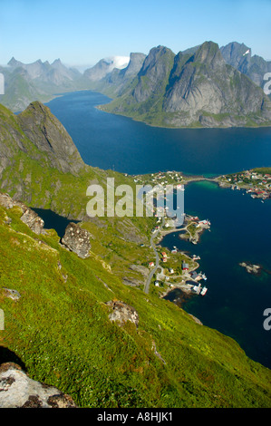 Blick vom Reinebringen auf Reine und Kjerkfjorden mit rauen Berge Moskenesoya Lofoten Norwegen Stockfoto