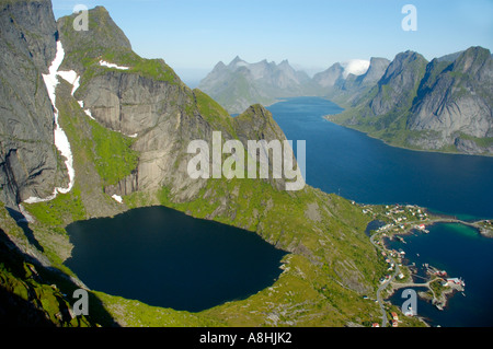 Blick vom Reinebringen auf Reine See Reinevatnet und Kjerkfjorden mit rauen Berge Moskenesoya Lofoten Norwegen Stockfoto