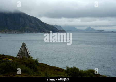 Marine Zeichen an der Küste in dunkle Wolken in der Nähe von felsigen Flakstadoya Lofoten Norwegen Stockfoto