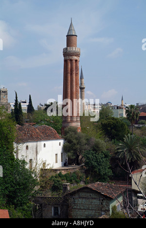 Die Yivli Minare gerillt oder geriffelte Minarett ist Antalya s prominentesten Denkmal und Termine der Seljuk Periode Türkei Stockfoto