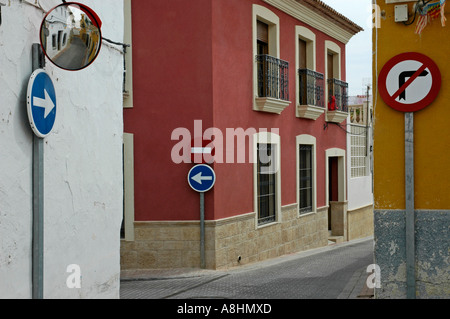 Ecke des eine schmale Gasse mit vielen Straßenschilder in der Altstadt in L Alfas del Pi, Albir, Costa Blanca, Spanien Stockfoto