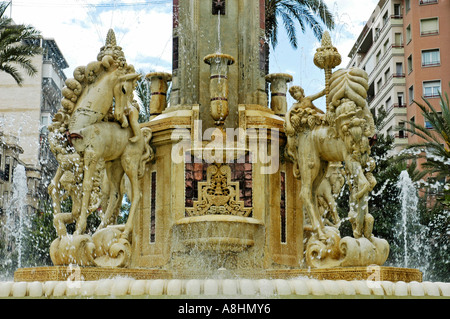 Brunnen und Denkmal auf der Plaza Los Luceros, Alicante, Spanien Stockfoto