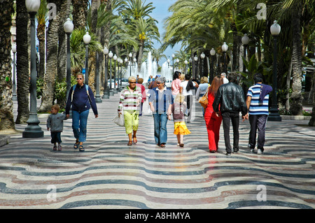 Spaziergänger auf die Explanada de Espana, Einkaufspromenade, Alicante, Spanien Stockfoto