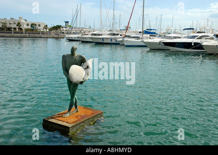 Skulptur von Esperanza d Ors, Rückkehr des "Ikarus" mit einem Surf-Flügel, Hafen, Alicante, Spanien Stockfoto