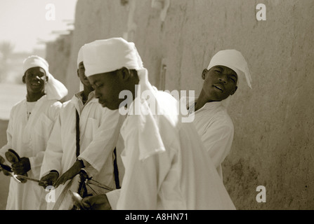 Gnaoua-Musiker in einem Sandsturm Stockfoto