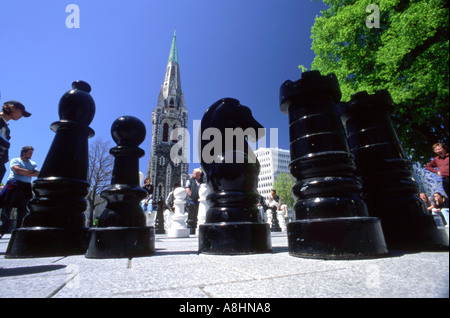 große öffentliche Schachspiel im Dom Platz mit Kathedrale Hintergrund Christchurch Canterbury Südinsel Neuseeland Stockfoto