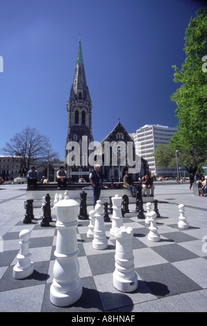 große öffentliche Schachspiel im Dom Platz mit Kathedrale Hintergrund Christchurch Canterbury Südinsel Neuseeland Stockfoto