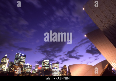 Sydney Opera House Detail und CBD in der Abenddämmerung Stockfoto