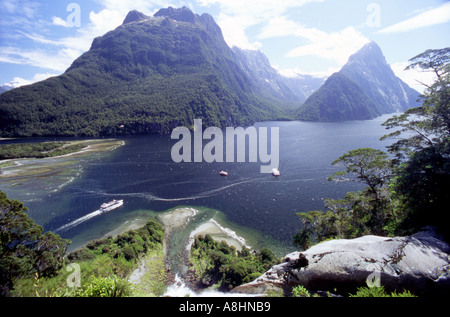 Blick über Milford Sound in Richtung Mitre Peak von oben von Lady Bowen fällt Fiordland New Zealand Stockfoto