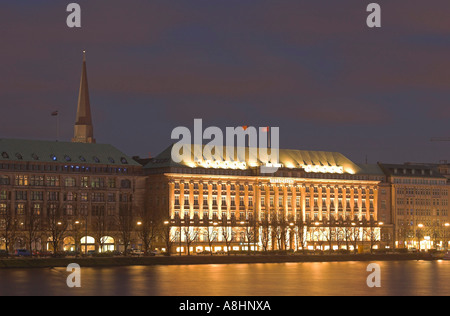 Hauptsitz der Hapag Lloyd am See Binnenalster bei Nacht, Hamburg, Deutschland Stockfoto