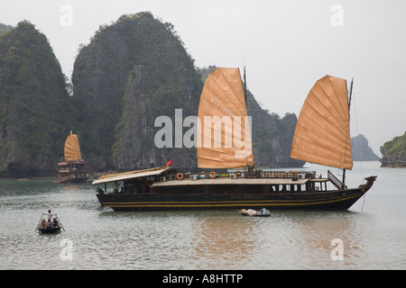 Chinesische Dschunke, Halong Bay touristischen Boot Tour, Vietnam Stockfoto