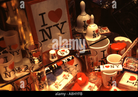 Array von I Love New York Tourismusprodukte in Souvenir-Schaufenster in New York USA Amerika Stockfoto