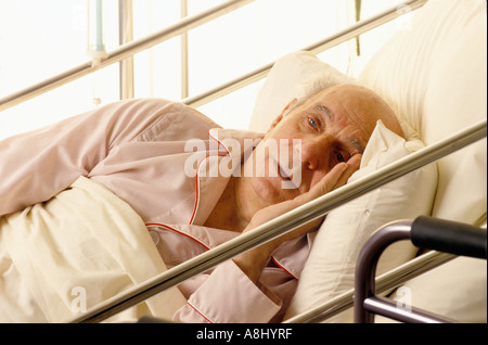 Älteren männlichen Patienten verzweifelt im Krankenhausbett Stockfoto