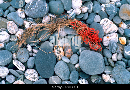 Seil und andere Verunreinigungen angeschwemmt auf Kiesel Strand, Gillespie, Südinsel, Neuseeland Stockfoto