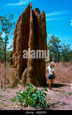 Riesige Spinifex Termite Hügel im Kakadu National Park, mit jungen Frau Waage Stockfoto