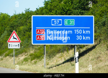 Deutsche Autobahn Ziel Kilometerstand Schild am niederländischen Grenze geben Entfernungen zu Städten in den Niederlanden Stockfoto