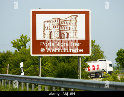 Deutsche Autobahn-Tourist-Information melden für Porta Nigra in Trier eine Weltkulturebe (UNESCO-Weltkulturerbe), Deutschland, Europa Stockfoto